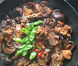 干香菇炖鸡肉的做法