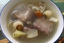 莲子百合排骨汤的做法