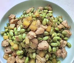 毛豆米炒鸡肉。的做法
