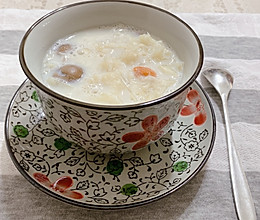 什么都有银耳汤（红枣桂圆枸杞牛奶）的做法