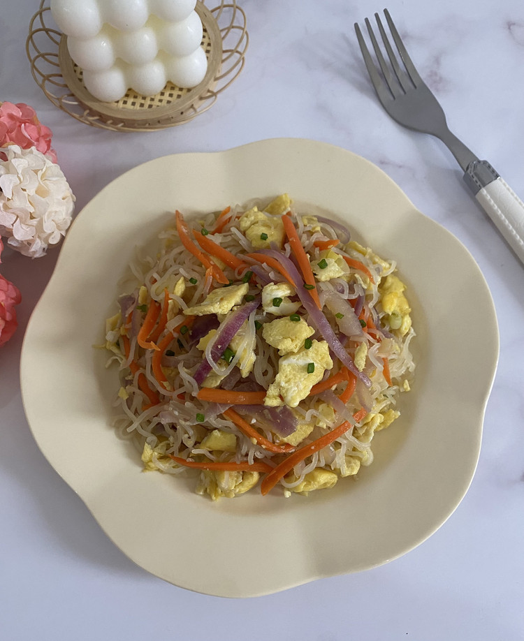 洋葱鸡蛋炒米线的做法