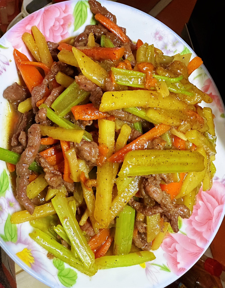 牛柳炒胡萝卜芹菜的做法