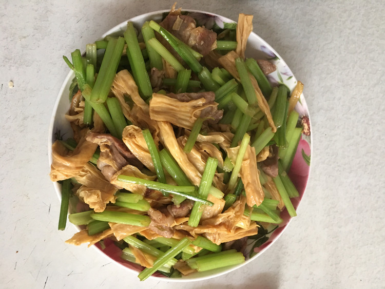 芹菜腐竹炒肉片的做法