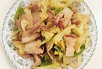 #美食新势力#  欲罢不能的咸香 《青线椒腊肉炒花菜》的做法