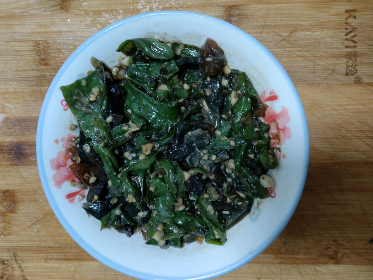 擂辣椒皮蛋的做法