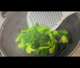 五分钟搞定蒜蓉西兰花 营养均衡膳食纤维的做法