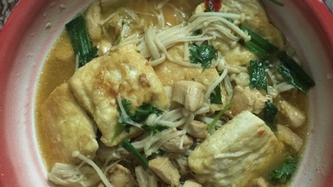 炸豆腐鸡肉炖金针菇的做法