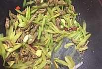 牛肉炒香芹的做法