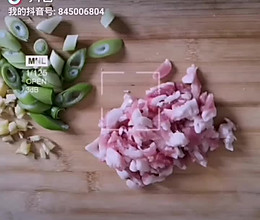 五花肉茄子煲的做法
