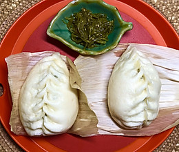 冬季餐桌上热腾腾的包子的做法