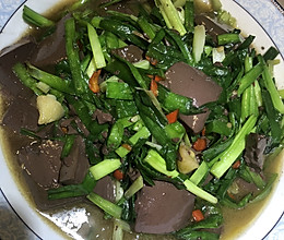 韭菜炒鸭血的做法