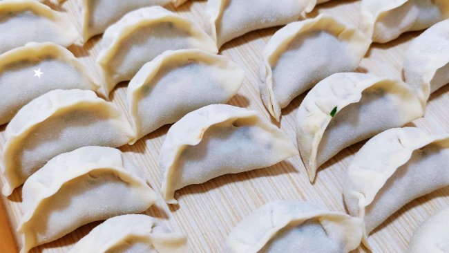 猪肉虾仁芹菜饺子的做法