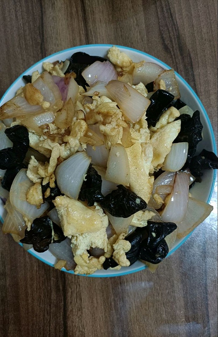 圆葱木耳炒鹅蛋的做法