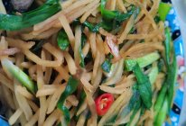 家常土豆丝炒韭菜的做法