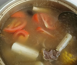 山药玉米番茄排骨汤的做法
