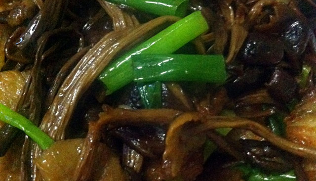 茶树菇炒五花肉的做法