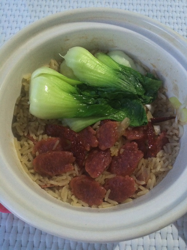 红酒腊肠煲仔饭的做法