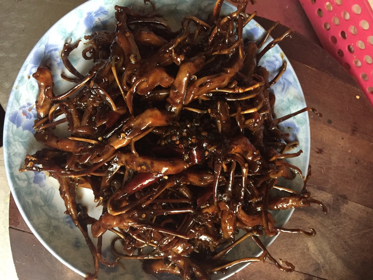 秘制黑鸭舌的做法