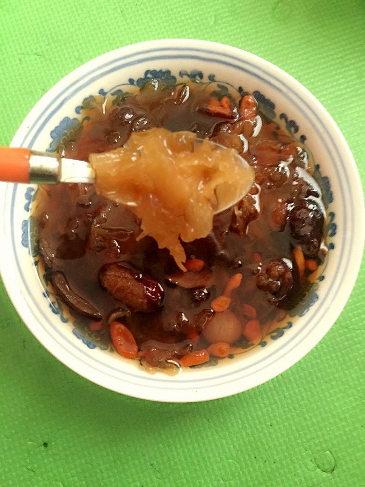 红枣枸杞桂圆银耳羹的做法