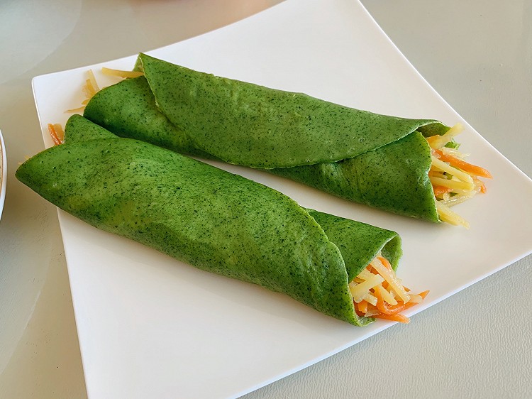 菠菜素卷春饼的做法