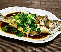 清蒸鲈鱼 （自制蒸鱼豉油）的做法
