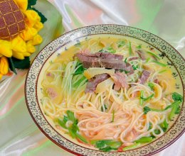 #夏至日，大口吃面#做面小能手为您奉上羊杂面的做法