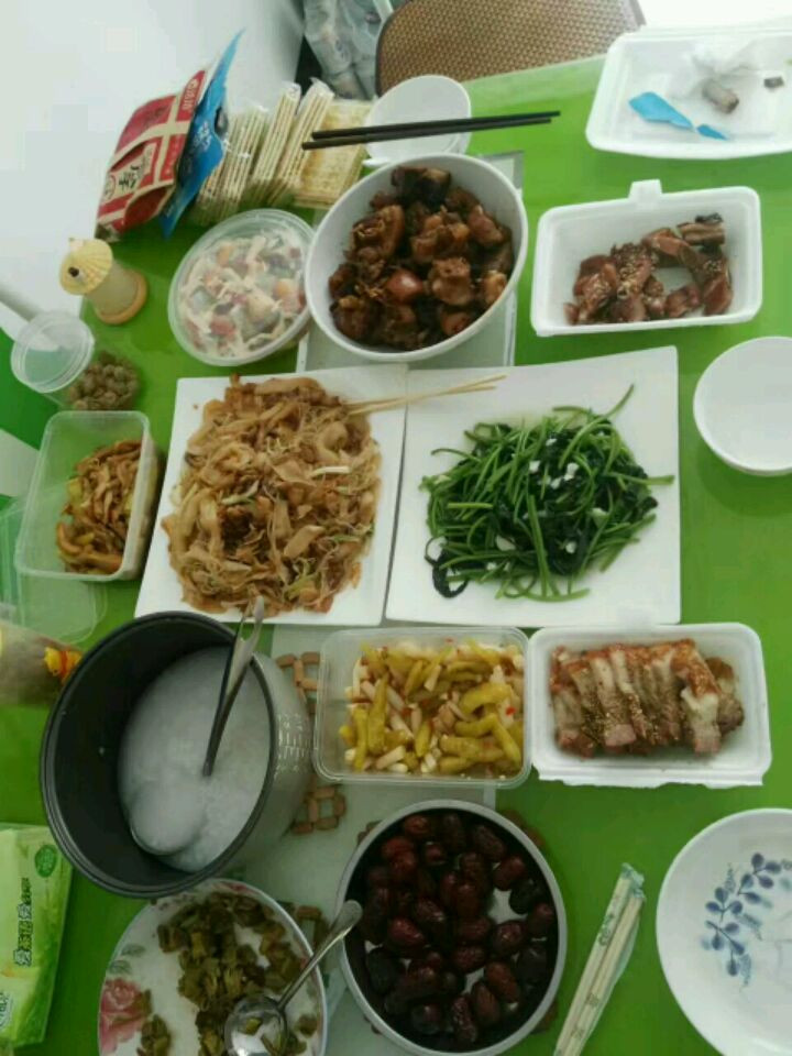 抵挡不住的美食聚餐图1