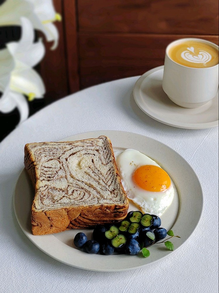 早餐𓎩𓌉𓇋 ‎：☆黑巧克力厚切吐司🍞☆荷包蛋🍳☆蓝莓🫐☆咖啡☕🍞黑巧克力厚切吐司，加热后巧克力会流心，每一口都是满足！图6