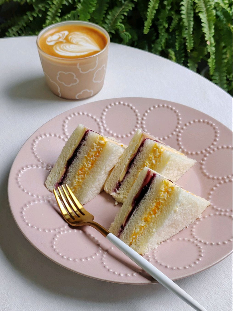 早餐𓎩𓌉𓇋 ‎：☆蓝莓鸡蛋芝士三明治🥪☆黄瓜🥒☆樱桃🍒☆咖啡☕百吃不厌的三明治🥪图2