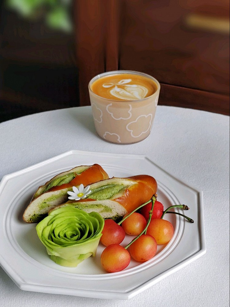 早餐𓎩𓌉𓇋 ‎：☆自制抹茶奶酥碱水☆樱桃🍒☆牛油果🥑☆提拉米苏杯☆咖啡☕分享一句话：“别让生活过得只剩工作 忘了快乐”图7
