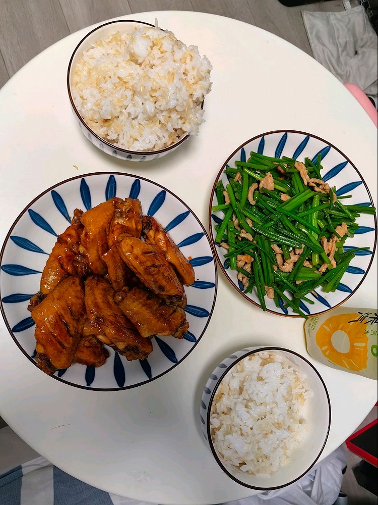 烧鸡翅，炒韭菜苔，糙米饭图1