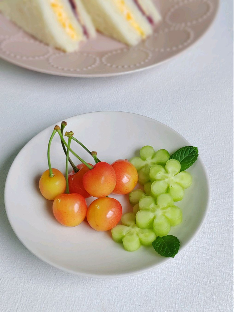 早餐𓎩𓌉𓇋 ‎：☆蓝莓鸡蛋芝士三明治🥪☆黄瓜🥒☆樱桃🍒☆咖啡☕百吃不厌的三明治🥪图3