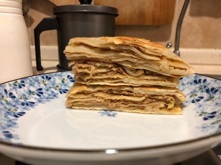 这个馅儿以前也做过发面版的，味道也很好吃，外焦里嫩，小朋友很喜欢。图1