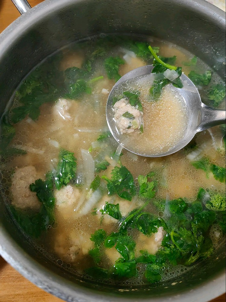 猪排+香菜丸子萝卜汤+芹菜叶炒鸡蛋+平菇上海青+糖拌西红柿图5