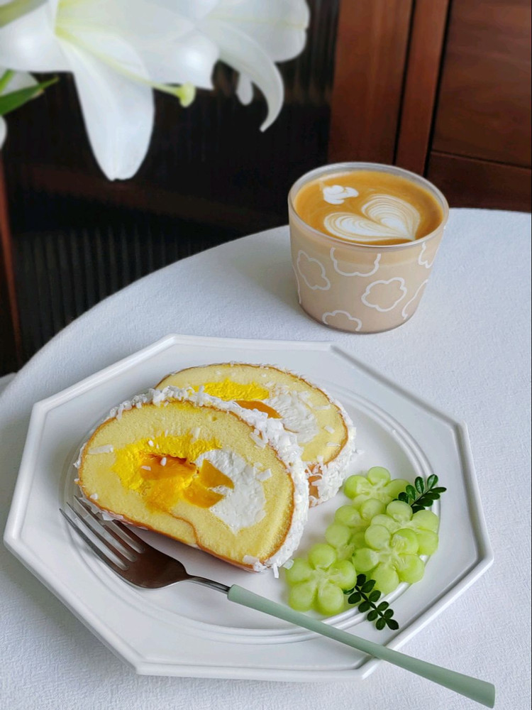 早餐𓎩𓌉𓇋 ‎：☆芒椰瑞士卷☆黄瓜🥒☆咖啡☕𖤣𖥧𖥣｡去年种了3种百合花，今年都复花了，白色是最晚开的图1