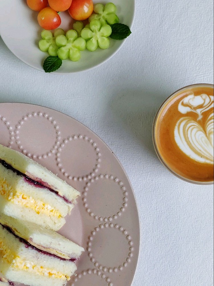 早餐𓎩𓌉𓇋 ‎：☆蓝莓鸡蛋芝士三明治🥪☆黄瓜🥒☆樱桃🍒☆咖啡☕百吃不厌的三明治🥪图5