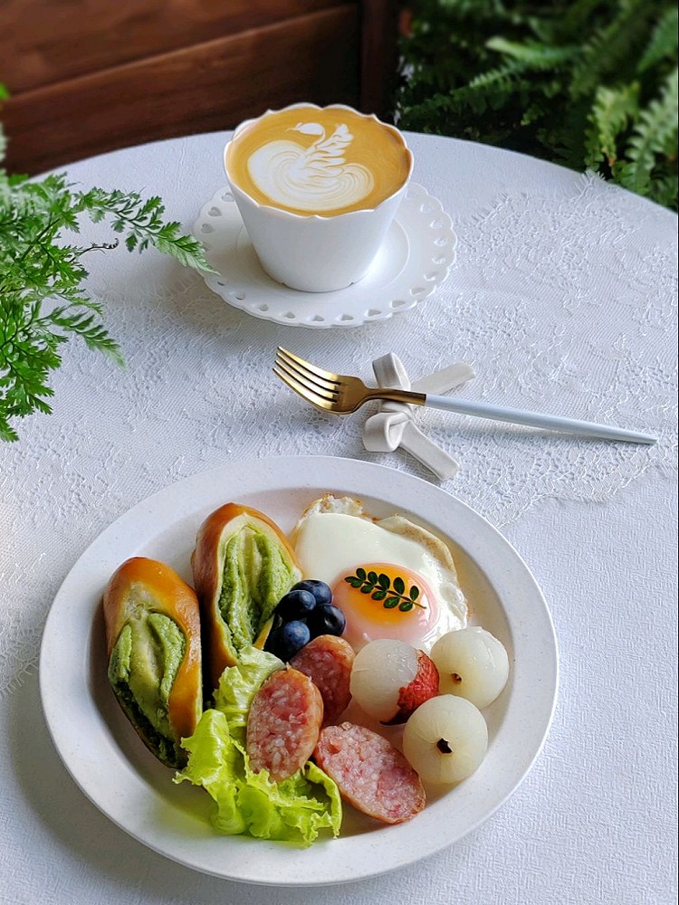 早餐𓎩𓌉𓇋 ‎：☆自制抹茶奶酥碱水☆荷包蛋🍳☆糯米肠☆生菜☆荔枝☆蓝莓☆咖啡☕🌿新ru了纯牛奶，3.7乳蛋白，奶泡很好打发，拉一只天鹅🦢图4