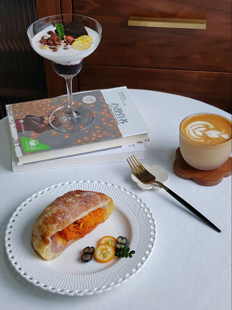 早餐：‎☆芋泥肉松咸蛋黄恰巴塔☆酸奶杯☆咖啡☕图1