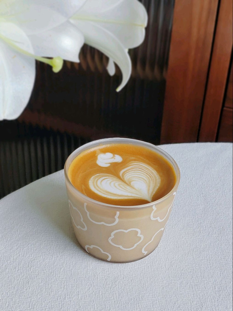 早餐𓎩𓌉𓇋 ‎：☆芒椰瑞士卷☆黄瓜🥒☆咖啡☕𖤣𖥧𖥣｡去年种了3种百合花，今年都复花了，白色是最晚开的图4