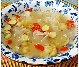 雪耳莲子糖水 清甜滋润四季皆宜 的做法