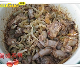 美味小煲之一排骨粉肠煲的做法